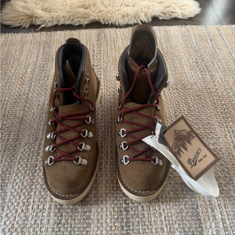 DANNER MTN LT OVERTON Men’s Brown Suede Boots with Red lacing and White insoles